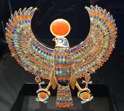 Tutankhamun-Saatchi-Gallery-pectoral-pendant.jpg