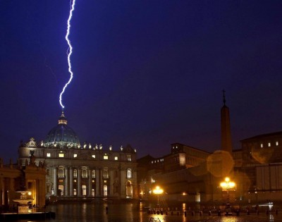 foudre-eclair-orage-monuments-celebres-vatican.jpg