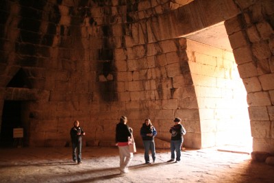 Treasury_of_Atreus,_13th_century_BC_royal_tholos_tomb_near_Mycenae-interior.jpg