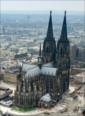 Cologne_cathedral_aerial_(25326253726).jpg
