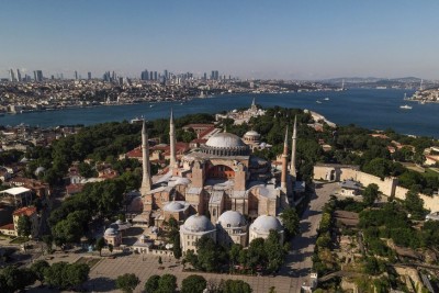 Vue-aerienne-basilique-Sainte-Sophie-Istanbul-devenue-musee-28-2020_0_729_486.jpg