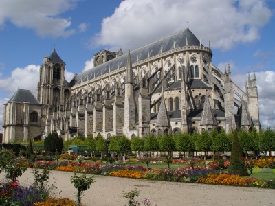 Bourges da291ece8054062f9cf21fa492891f0d.jpg
