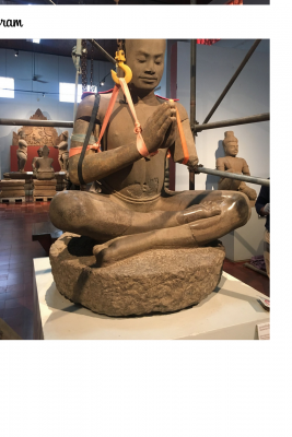 Jayavarman VII Mains jointes.png