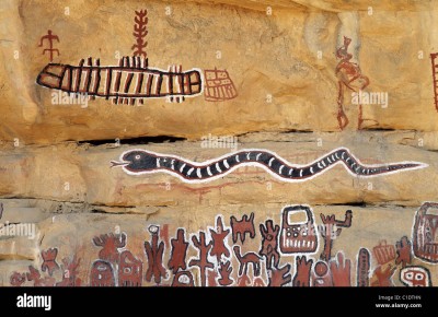 Sac Dogon mali-pays-dogon-songo-peintures-murales-de-l-auvent-de-la-circoncision-serpent-serpent-et-ordinateur-c1dthn.jpg