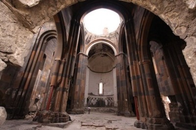 Ani cathédrale intérieur grand angle.jpg