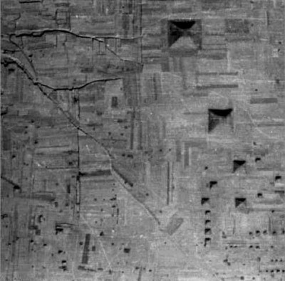 Pyramides de Chine humaines 1.jpg